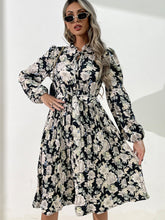 Plissiertes Kleid mit Rundhalsausschnitt und schwarzem Print